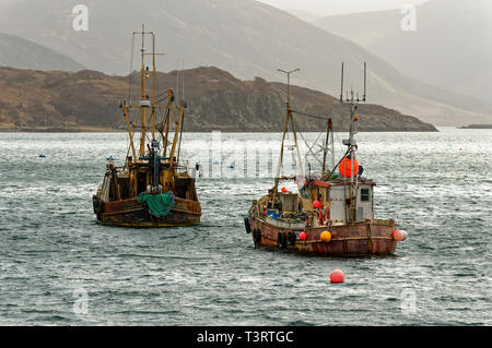 ULLAPOOL ROSS ET CROMARTY ECOSSE deux vieux bateaux de pêche amarrés dans le Loch Broom Banque D'Images