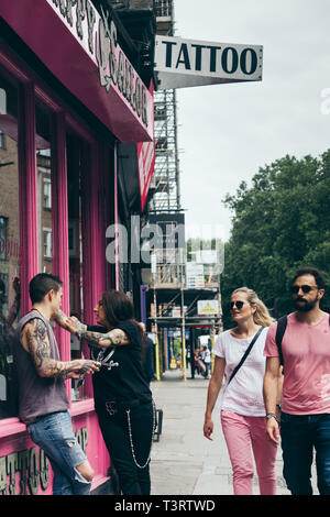 Londres/UK - 21 juillet 2018 : couple passant par Happy Sailor tatouage sur Hackney Road à London, UK Banque D'Images