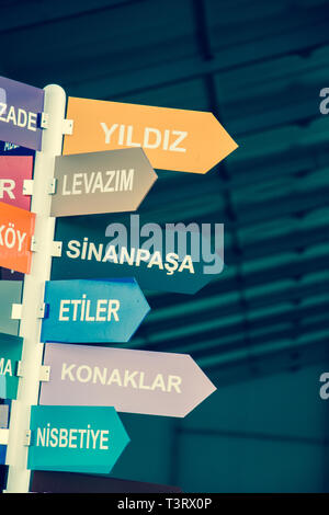 Colorful panneaux indicateurs dans la ville d'Istanbul, Turquie, pour l'affichage Banque D'Images