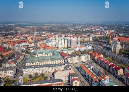 Drone aérien vue sur place de la ville de Legnica et Peter et Paul cathédrale catholique. Legnica, Basse Silésie, Pologne Banque D'Images