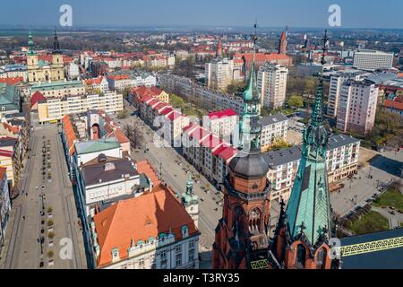 Drone aérien vue sur place de la ville de Legnica et Peter et Paul cathédrale catholique. Legnica, Basse Silésie, Pologne Banque D'Images