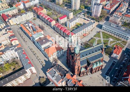 Drone aérien vue sur place de la ville de Legnica et Peter et Paul cathédrale catholique. Legnica, Basse Silésie, Pologne Banque D'Images