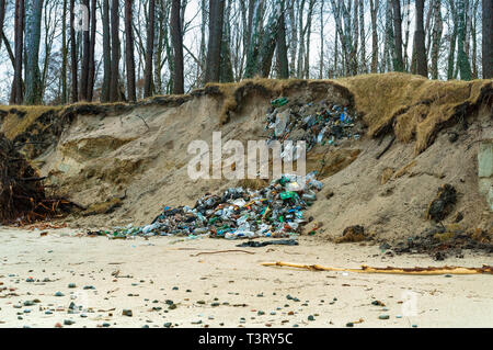 Bouteilles en verre déchets plastiques dans la nature, les ordures laissées par l'homme dans la forêt Banque D'Images