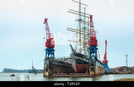 Navire à voile Kruzenshtern écorce sur l'entretien, ship yard, région de Kaliningrad, ville Svetly, la Russie, le 3 février 2019 Banque D'Images