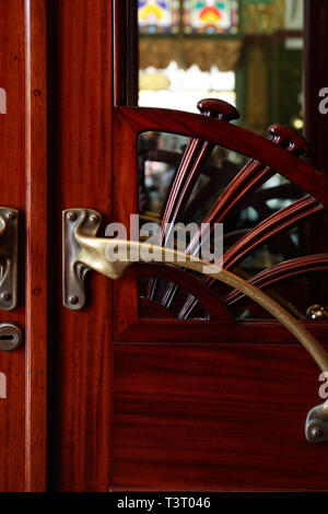 Vieille porte en bois élégant avec une belle poignée de porte en laiton Banque D'Images