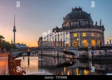 Le Musée de Bode et la Tour de Télévision de Berlin à l'aube Banque D'Images