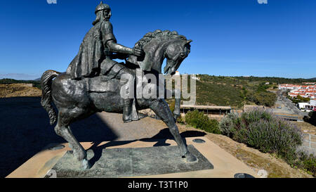 Equestrian statue en bronze d'un soldat maure avec vue sur village Banque D'Images