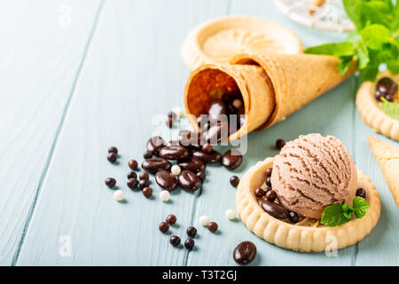Café et glace vanille maison creamwith au chocolat sur fond bleu. L'été en bonne santé food concept. Banque D'Images
