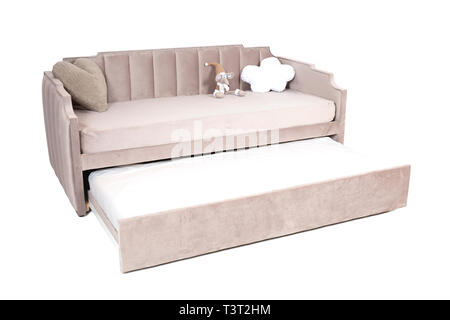 Un grand canapé-lit pliant tissu brun clair avec l'espace de stockage, isolé sur fond blanc, sauvé la sélection du chemin. Banque D'Images