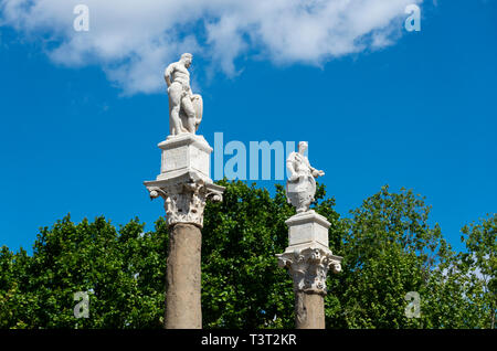 Les Statues d'Hercule et de Jules César au sommet de colonnes romaines en Alameda de Hercules à Séville Banque D'Images