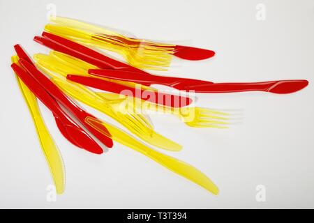 Couverts en plastique rouge et jaune en plastique, couteaux, fourchettes en plastique, déchets de plastique, Allemagne Banque D'Images