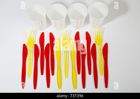 Couverts en plastique rouge et jaune en plastique, couteaux, fourchettes en plastique, verres en plastique, déchets de plastique, Allemagne Banque D'Images