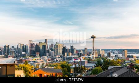 Vue sur Seattle skyline avec tour d'observation Space Needle, Seattle, Washington, USA Banque D'Images