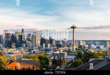 Vue sur Seattle skyline avec tour d'observation Space Needle, Seattle, Washington, USA Banque D'Images