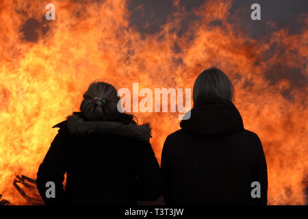 La Norvège, deux jeunes femmes, midsummer night fire Banque D'Images