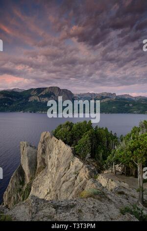 Point de vue Mirador del Viento de nuages dans le ciel du soir, Lago Traful, Neuquen, Patagonia, Argentine Banque D'Images