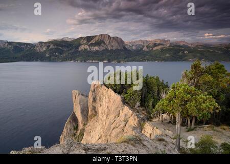 Point de vue Mirador del Viento de nuages dans le ciel du soir, Lago Traful, Neuquen, Patagonia, Argentine Banque D'Images