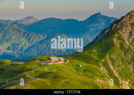 Refuge de montagne, Fiderepasshutte, derrière Hoher Ifen, 2230m, Allgauer Alpes, Allgau, Bavière, Allemagne Banque D'Images