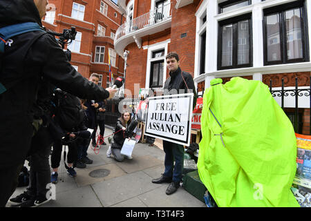 Kyle Ferran, un partisan de Julian Assange, à l'extérieur de l'ambassade d'Equateur à Londres, après le fondateur de WikiLeaks a été arrêté par des agents de la Police métropolitaine, et placés en garde à vue après le gouvernement équatorien s'est retirée de l'asile. Banque D'Images