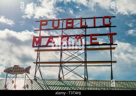 Marché Public, marché des producteurs, marché, entrée avec grand panneau, Pike Place Market, Seattle, Washington, USA Banque D'Images