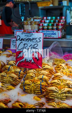 Marché public, le marché aux poissons, l'affichage des crabes at a market stall, Pike Place Market, Seattle, Washington, USA Banque D'Images