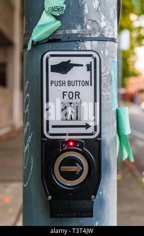 Bouton-poussoir Bouton-poussoir, de vert à un feu de circulation, le trafic piétonnier léger, Washington, USA Banque D'Images