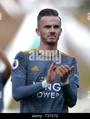 Leicester City's James Maddison applaudit les fans après le coup de sifflet final Banque D'Images