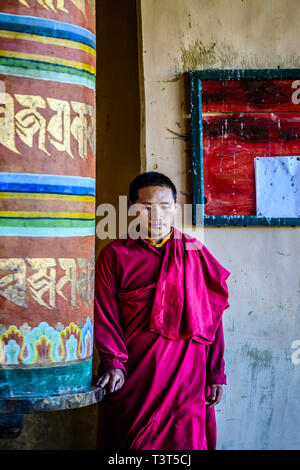 Les moines d'Asie par pilier permanent à temple Banque D'Images