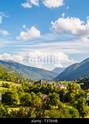 Broto, église avec les montagnes au fond, Pyrénées, Aragon Banque D'Images