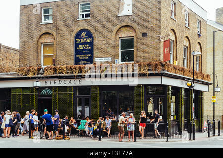 Londres/UK - 21 juillet 2018 : The Birdcage Pub sur Columbia Road à la fin de la marché flover dans l'Est de Londres, Royaume-Uni. Banque D'Images