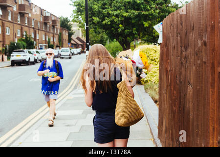 Londres/UK - 22 juillet 2018 : Jeune femme avec bouquet de fleurs achetées sur le Columbia Road Flower Market dans l'Est de Londres, Royaume-Uni Banque D'Images