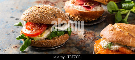 Caprese italien sandwiches avec des tomates fraîches, fromage mozzarella Banque D'Images