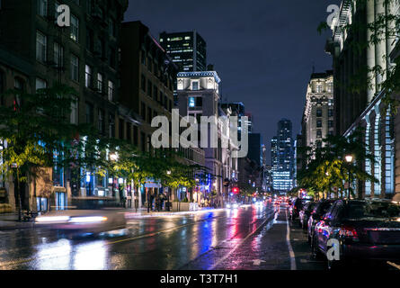 La circulation en wet cityscape at night Banque D'Images