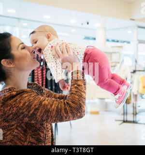 Mère et fille bébé caucasien shopping in store Banque D'Images