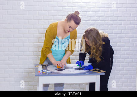 Les femmes designers décorateurs, cercle en bois peinture decoration Banque D'Images