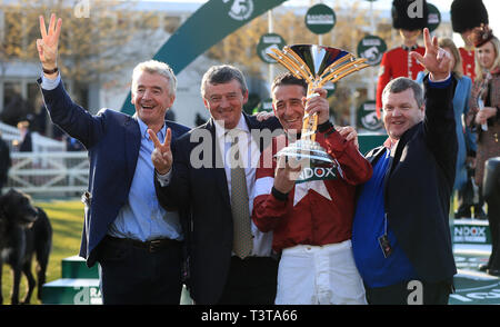 Propriétaire Michael O'Leary, Eddie O'Leary, Jockey Davy Russell et formateur Gordon Elliott célébrer remportant la santé Randox Grand National Handicap Chase avec Tiger Grand rouleau lors de la Journée nationale de la Santé 2019 Grand Festival National Randox à Aintree Racecourse. Banque D'Images