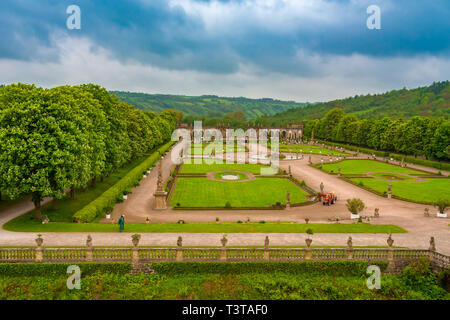 Grande vue aérienne de la magnifique jardin baroque de Weikersheim Palace à la vallée de la Tauber, encadré par le châtaignier avenues bordées d'arbres avec l'Hercule... Banque D'Images