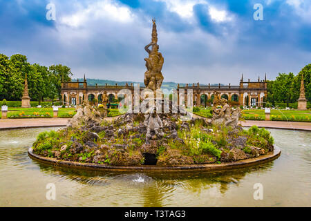 Village pittoresque vue rapprochée de la fontaine sculpturale d'Hercule dans le milieu du jardin baroque dans le célèbre domaine de la Renaissance... Banque D'Images