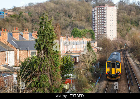 Train qui passait à proximité de maisons de la banlieue de Nottingham qu'il quitte la ville. Sneinton, Nottingham, England, UK Banque D'Images