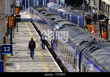 ScotRail de train à la gare de Waverley. Banque D'Images