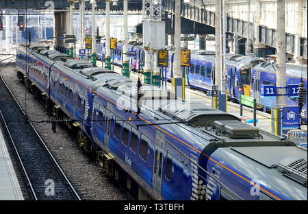 ScotRail de train à la gare de Waverley. Banque D'Images