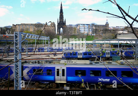 ScotRail de train à la gare de Waverley. Banque D'Images