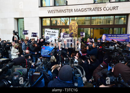 Kristinn Hrafnsson, rédacteur en chef de WikiLeaks et barrister Jennifer Robinson s'adresser aux médias en dehors de Westminster Magistrates' Court de Londres, après que le fondateur de WikiLeaks Julian Assange a été arrêté par des agents de la Police métropolitaine, et placés en garde à vue après le gouvernement équatorien s'est retirée de l'asile. Banque D'Images