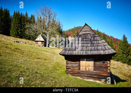 Hubová, la Slovaquie. 14 octobre, 2018. Hangar en bois traditionnels utilisés pour entreposer du foin pour les ovins à meadows vallée près de Hubová Hlboká ci-dessus, la Slovaquie. Banque D'Images