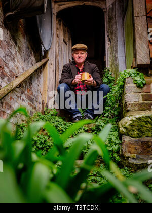 Alastair Hendy et son centre accueil restauré dans la vieille ville de Hastings, East Sussex UK. Banque D'Images