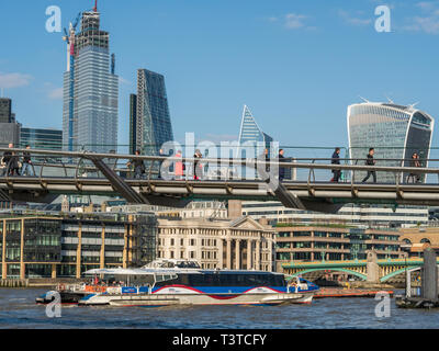 Le Millennium Bridge sur la Tamise avec gratte-ciel derrière y compris la Walkyrie walkie (droite), Londres, Angleterre Banque D'Images