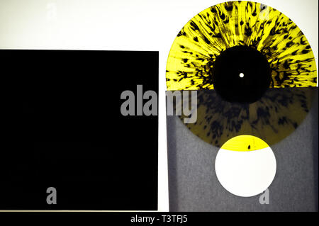 Un disque vinyle de couleur jaune unique sur une boîte à lumière. Banque D'Images