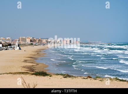 La Mata plage de sable vide coast surf en mer Méditerranée, le ciel bleu clair vue depuis les toits de maisons d'habitation à distance, destinations populaires, Banque D'Images