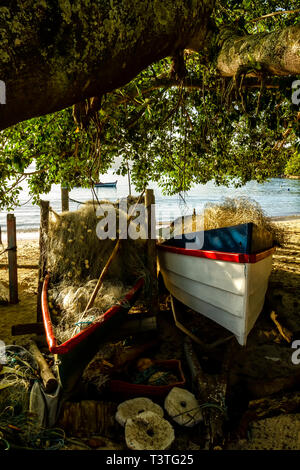 Bateaux de pêche sur le sable à Ponta do Plage de Sambaqui. Florianopolis, Santa Catarina, Brésil. Banque D'Images