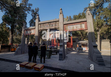 Luoyang, Henan/Chine- le 20 janvier 2019 : Trois femmes non spécifique ce qui concerne le tombeau de Guan Yu à Temple Guanlin. C'est l'endroit où la tête de Guan Yu Banque D'Images